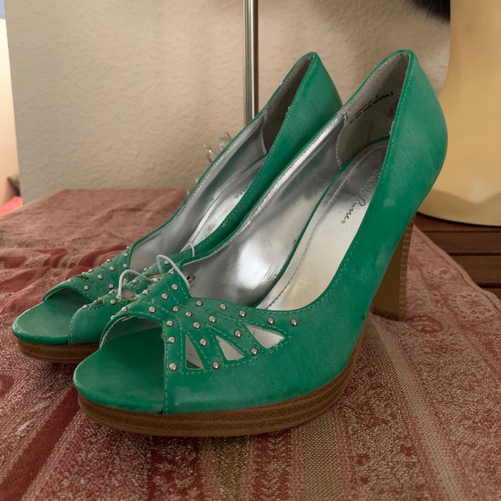 Charlotte Russe - size 8 new condition!